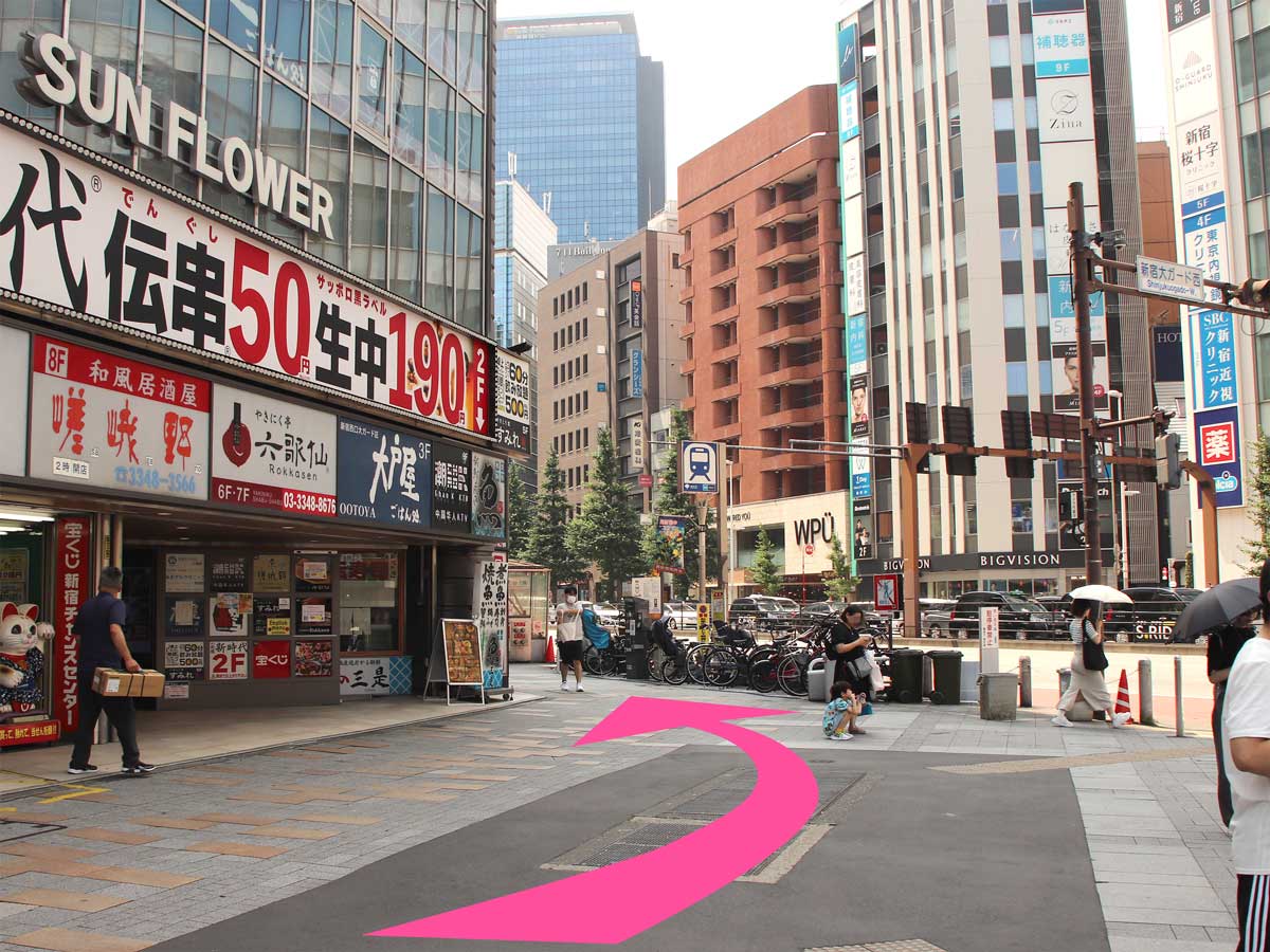 Arrow at Shinjuku Sun Flower building pointing left to Sakura Mobile Shinjuku SIM pickup.