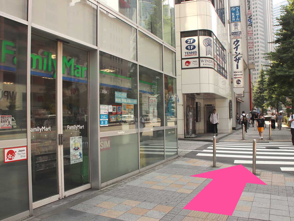 Arrow pointing straight ahead with Family Mart landmark pointing to Sakura Mobile Shinjuku pickup.