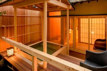 Hanaikada Arashiyama (嵐山温泉 旅館 彩四季の宿 花筏)